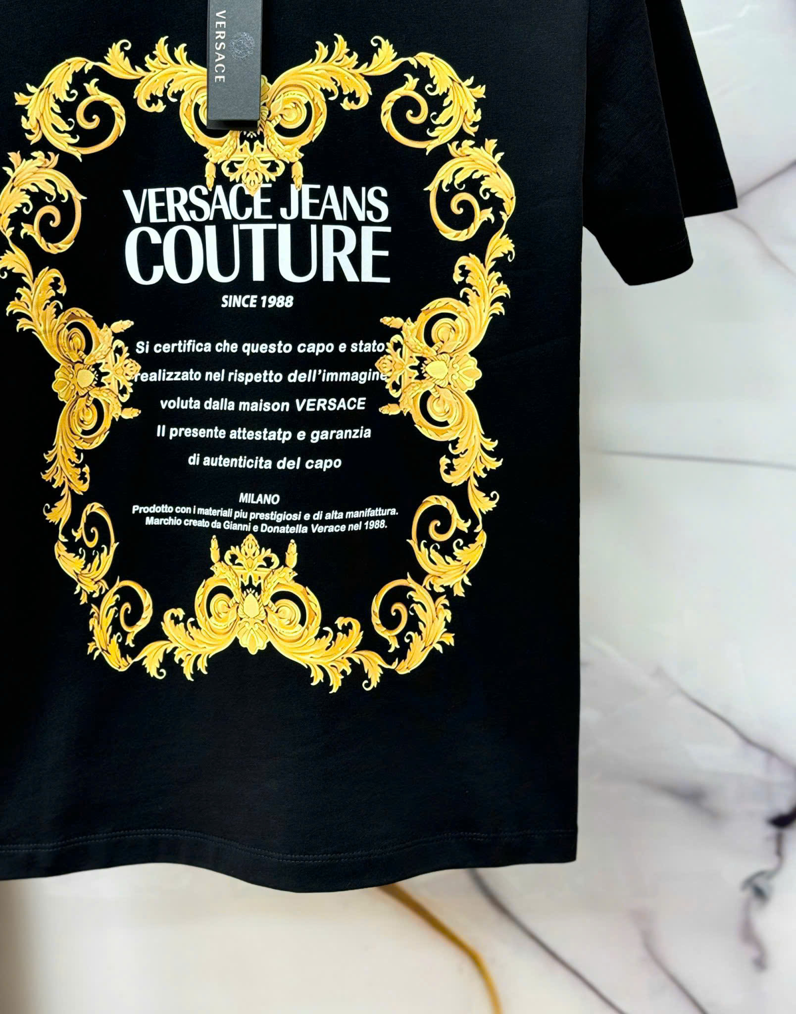 Áo phông T-shirt Versace VS Đen họa tiết chữ khung hoa văn Vàng Like Auth on web MK